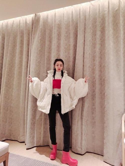 薇娅不愧是做过女团的,身材太好了,穿白色长羽绒服都