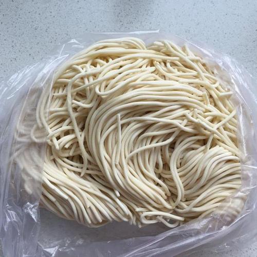 为什么商贩卖的湿面条不会粘在一起?答案来了,或许和你想的不同