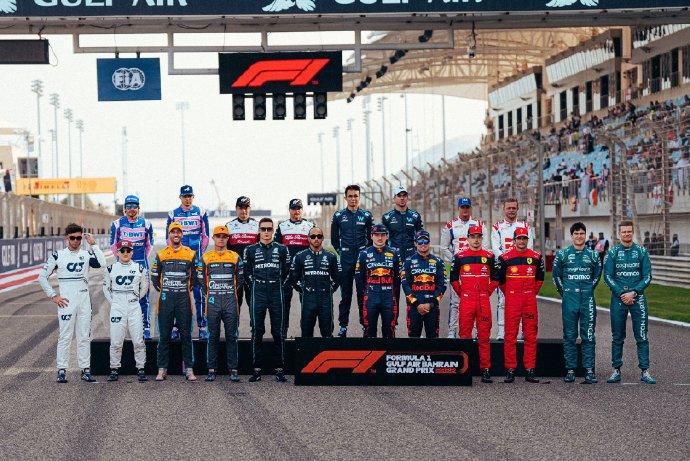 中国车手周冠宇首战f1