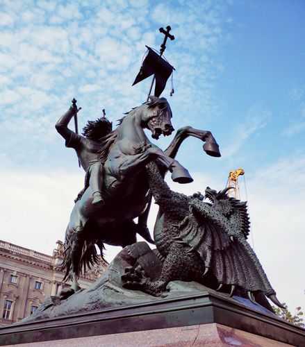 圣乔治和龙纪念雕像