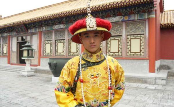 在电视剧《甄嬛传》中,爱新觉罗弘历的生母是一位宫女.