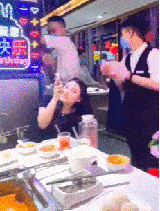 "在海底捞过完生日,我心态崩了"