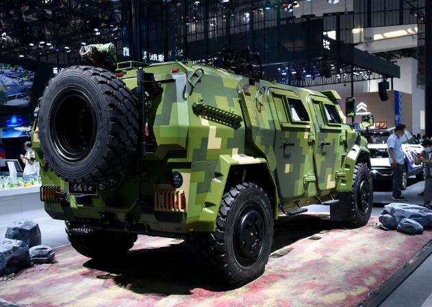 东风猛士装甲车现身,重3.8吨造型霸道,凯雷德只能靠边