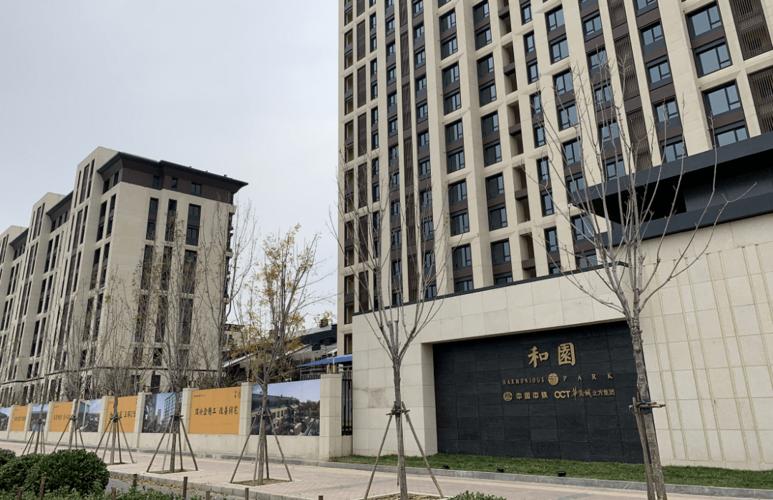 因为旁边还有一个性价比更高的楼盘,中海寰宇时代,这是限竞房,89平米