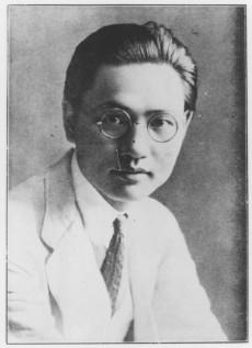 上海戏剧协社上演由洪深导演的话剧《少奶奶的扇子》