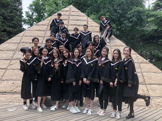 大学毕业合影技巧扒扒明星毕业照王俊凯抢镜法最实用