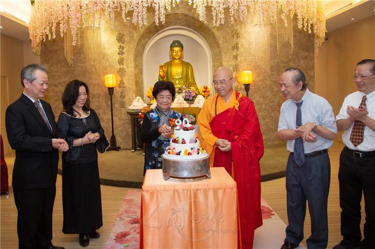 老菩萨切下生日蛋糕.