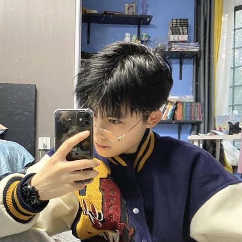 发型: 男生"碎短发"发型 发色:海王红  长度:4cm  ⑥ 发型: 男生"