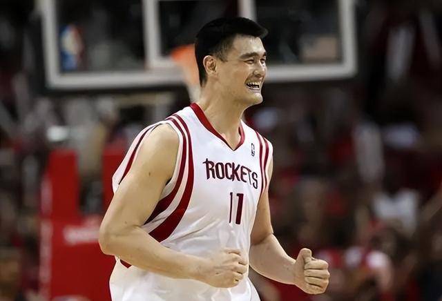 姚明作为中国篮球最伟大的球星,如今还要肩负中国篮球崛起的希望,我们