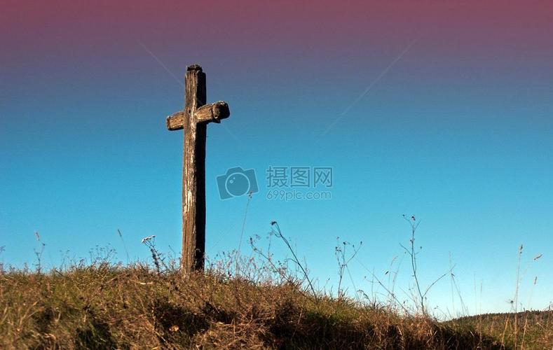 草地上的十字架