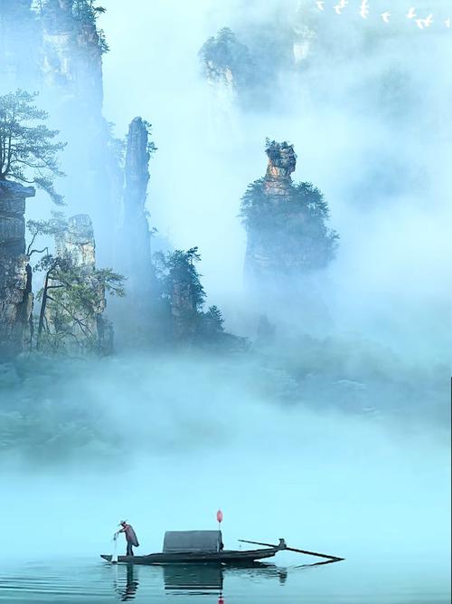 半山半水伴云烟,扶摇直上入云天;渔翁本是凡间客,此时