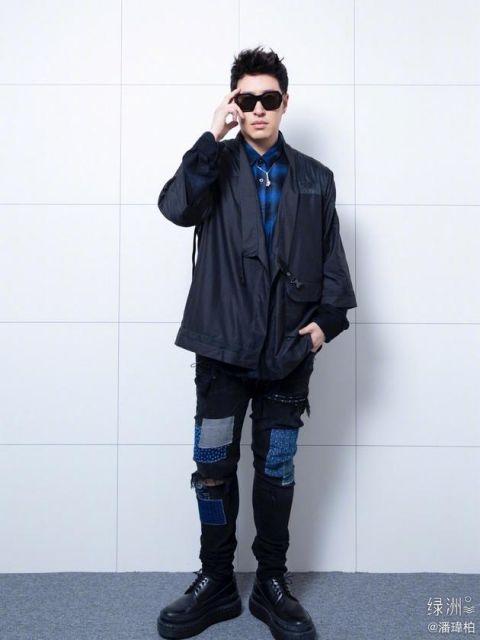 潘玮柏深夜绿洲营业 工装外套墨镜遮面尽显帅气