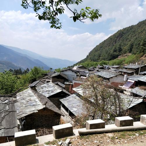 茶马古道凤庆县鲁史镇的一个小山村一一塘房村