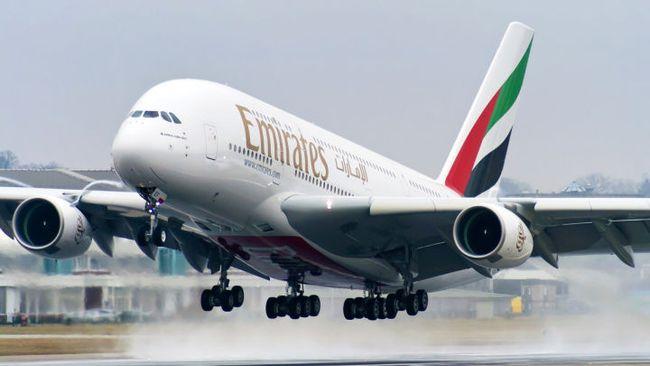 空客a380是四引擎,525座超大型双层客机,每架飞机的售价高达到2