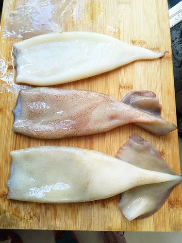 鱿鱼去皮,内外清洗干净