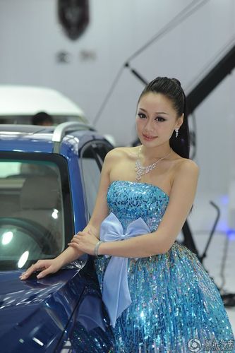 小露香肩最女人 广州车展性感抹胸车模合集