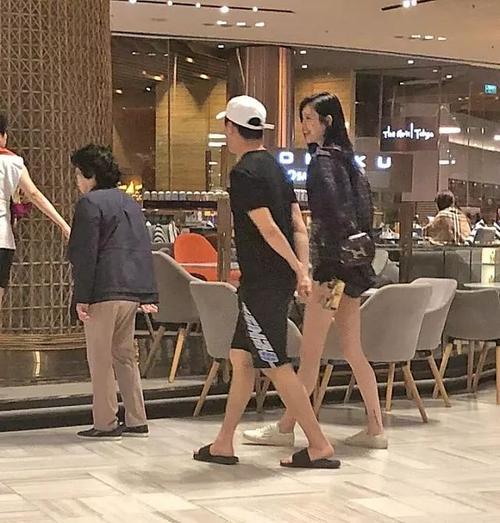 何猷君奚梦瑶姐弟恋进展神速,陪四太游曼谷,网友:这是要嫁入豪门了吗?
