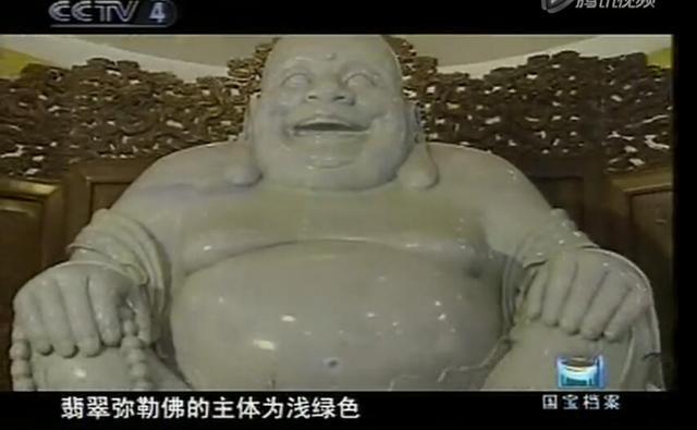 亲自为它颁发了"世界最大的翡翠佛"认定证书 有些和沈阳荟华楼金店总