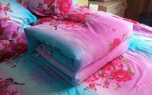 儿子喂女友吃饭,看不惯说她,去整理房间,掀开被子后悔