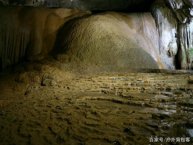枫林溶洞白色钙华沉积 " 边石坝