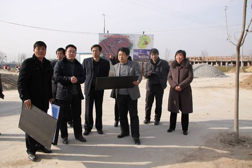 县长吉建军查看新型农村社区建设