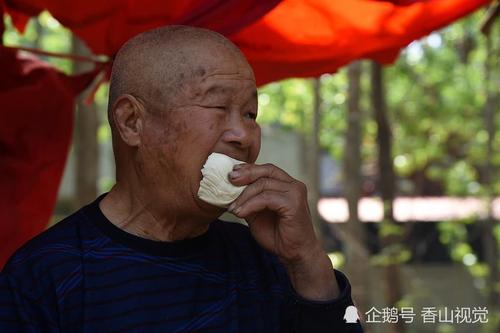 7旬老人进城摆摊理发10年不涨价 中午啃馒头吃咸菜 攒钱帮孙盖房
