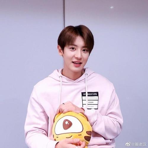 朴灿烈直播阳光帅气,左手的戒指暴露当前恋爱状况