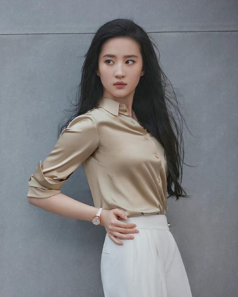 刘亦菲再次上演"天仙攻",衬衫温婉可人,西装裤帅酷霸气