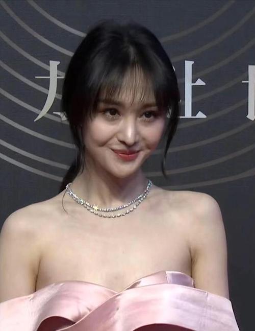 郑爽为博出位真拼!干瘦身材穿低胸大露背长裙,担心突然会掉下来