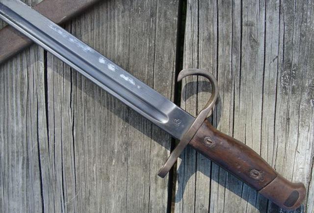 ak步枪上的苏式多功能刺刀▲第四次中东战争纪念碑,主体即是安装在