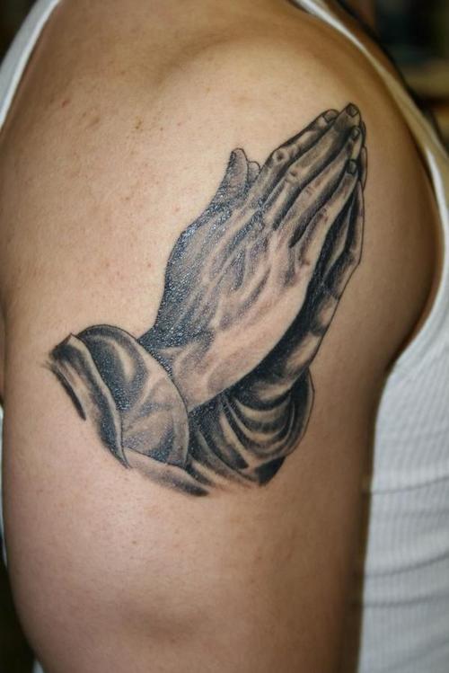 大臂上合十的双手纹身图案
