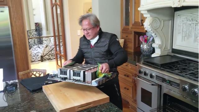 nvidia ceo老黄黄仁勋亲自在厨房烤制出全世界最大的显卡ga100!