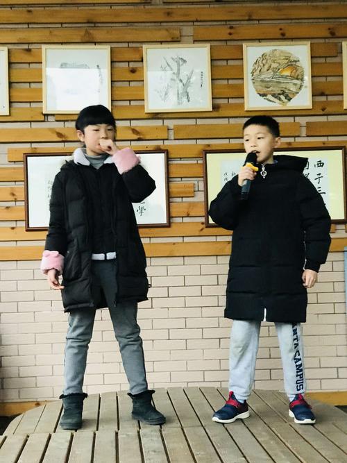 3,歌曲《小小少年》 表演者:何嘉一   方睿涵