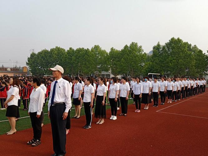 辛勤的老师行注目礼