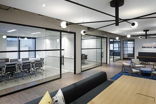 因为,办公室隔断是一种非功能性构件,所以隔断材料的装饰效果要放在