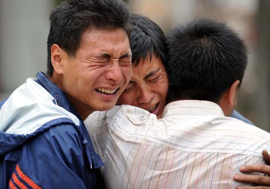 图文:3位灾民跋涉3天逃生后抱头痛哭