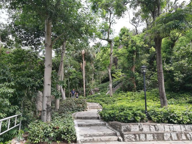  p>炮台山公园位于珠海市香洲区,园内林木茂密,空气清新,据说站在山顶