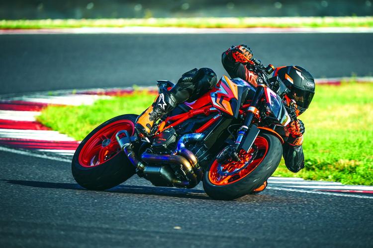 2022ktm1290supedukerrevo户外特写2