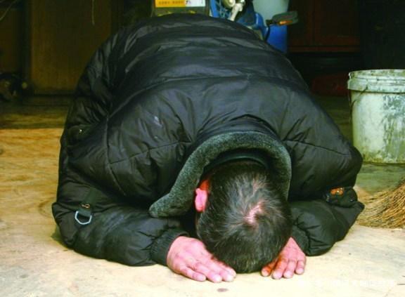 父亲生病我去看望,进门看到跪在地上的人,我泪流满面!