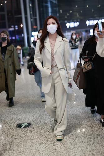 机场街拍:宋妍霏米色西服套装时髦美丽的女生