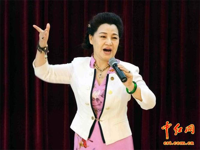 国家一级演员张香兰在演唱.(中红网江山摄)