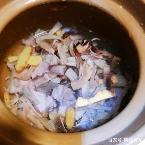 天冷了,要多煲汤喝,墨鱼排骨汤走起