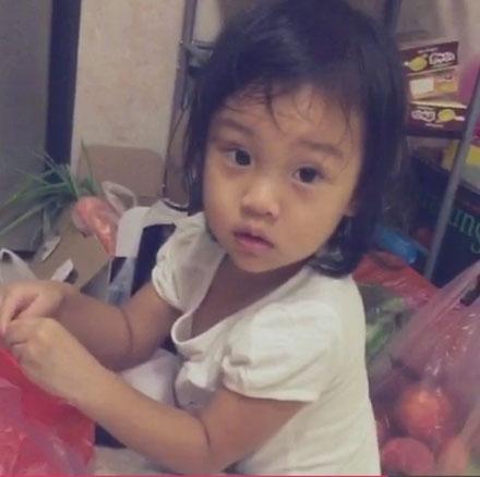 李小璐晒甜馨择豆角视频 表情认真架势十足
