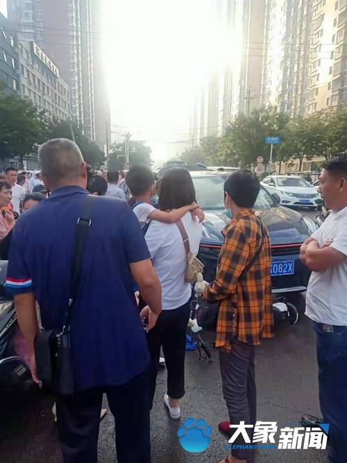 平顶山一小学门口车祸至少4伤,目击者称2名学生卷入车底