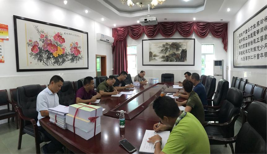 会上,天涯区农林局林业股谢正强股长汇报了上周工作情