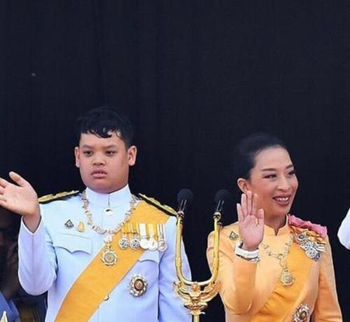 四面楚歌,苏提达孤立提帮功却携6岁儿子登台,目标直指
