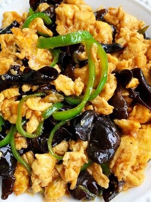 家常鸡蛋菜谱,青椒木耳炒鸡蛋,简单美味营养,一道不错