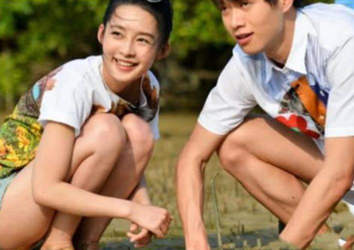 魏大勋背李沁海边约会,谁注意他手放的位置?难怪那么火!