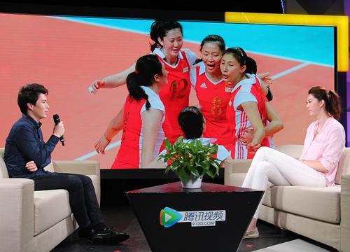 场外女排名将薛明做客现场秀插花技艺