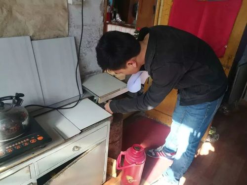 小山街道安全志愿者入户开展家庭消防安全宣传检查